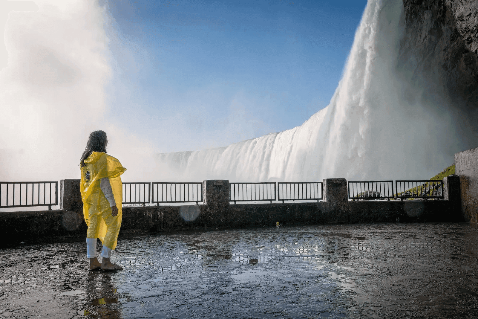 Observation deck near the base of Horseshoe Falls